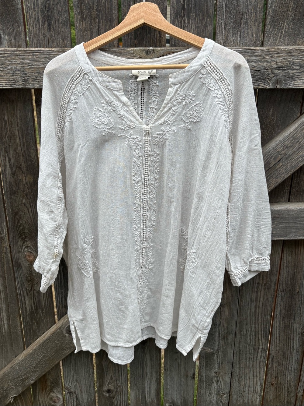 Embroidered Floral Top 99% cotton in Natural Cream